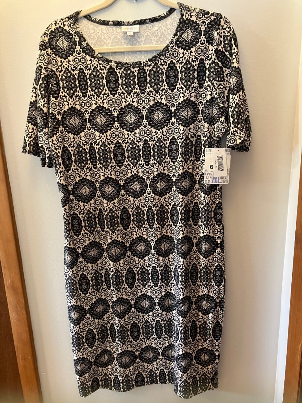 NWT LulaRoe Julia Dress Size XL, Black/White Design Short Sleeve